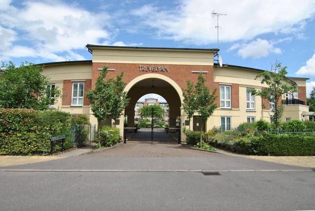 Double Room Flate Share - Trevelyne Court Windsor Main Photo