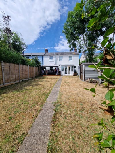 Small double bedroom in 3 bed house with garden.  Main Photo