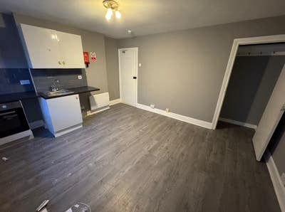Bright Room in a Friendly Professional House Main Photo