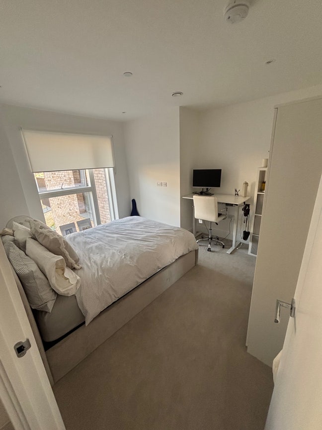 Furnished king-size room in modern Fulham flat Main Photo