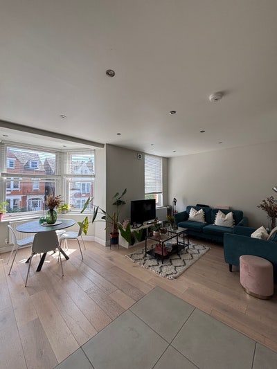 Double room in light and modern 2 bed flat-Balham  Main Photo