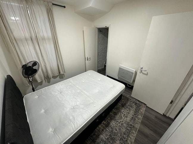 *Brand New Room's in IG2 Gants Hills/Newbury Park* Main Photo