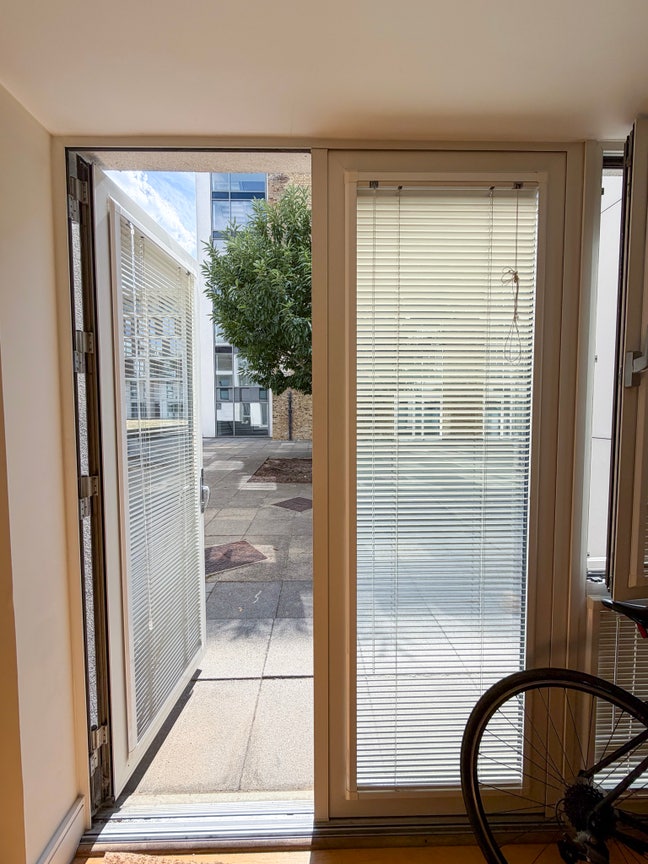 Large Double Room in Oval/Stockwell Area Main Photo