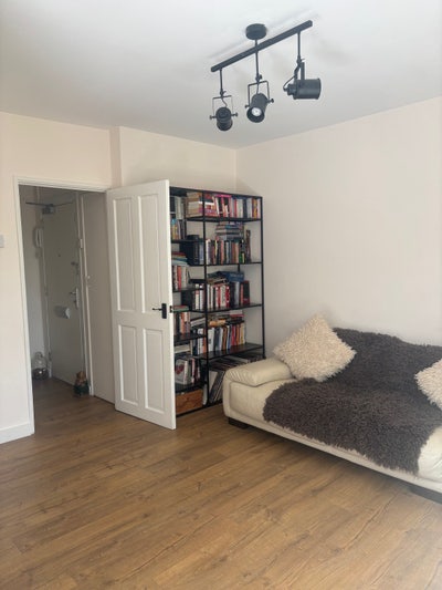 Large single room | 10mins walk to Arsenal Tube Main Photo