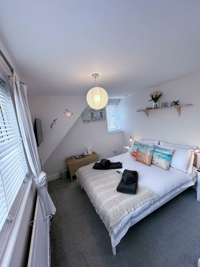 A   double bedroom with a lovely garden Main Photo