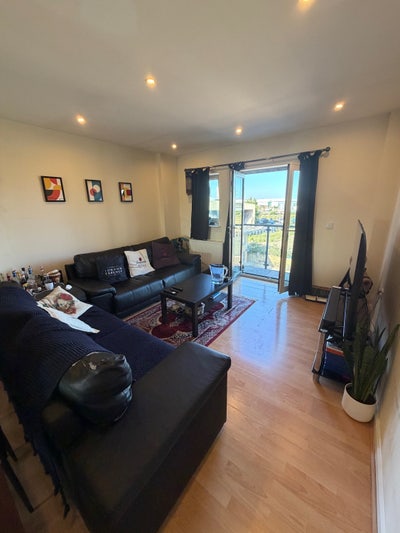 Double Room into Spacious Flat  Main Photo