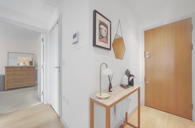 Room & Bathroom in 2 bed flat to rent in Hornsey Main Photo