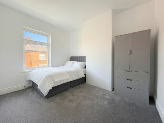 Modern Double Room | All Bills Included | Trafford Main Photo