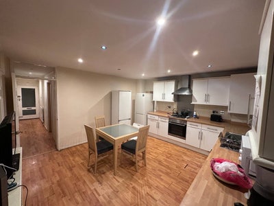 Substantial 6-Bedroom Family Home Main Photo