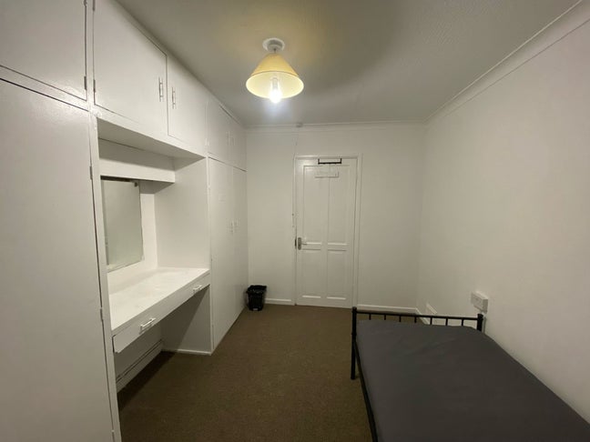 Spacious Room in a Friendly Home in Barking Main Photo