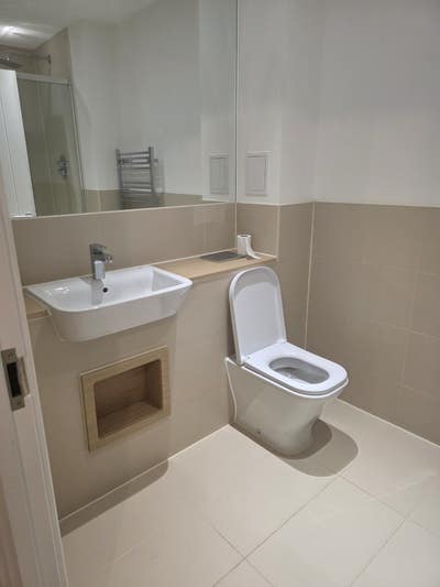 A very large furnished double room to let. Main Photo