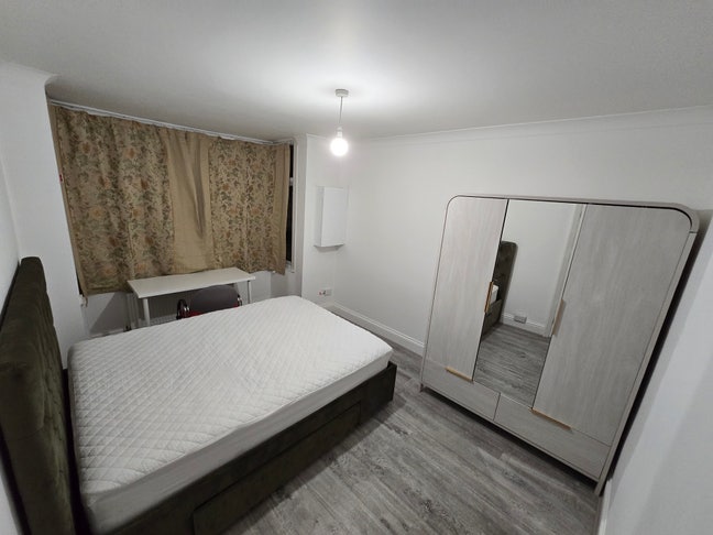 Double bed room close to Romford station  Main Photo