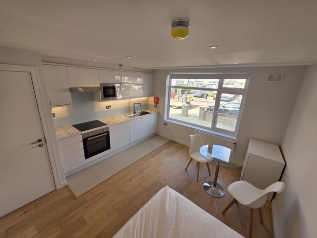 6 Fully Refurbished Studio Rooms  Main Photo