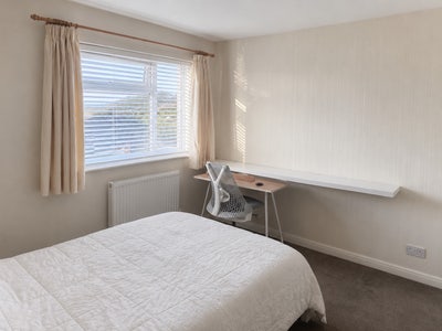 Double bedroom in a friendly home  Main Photo