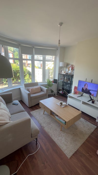 Room available in a 3 bed house with 2 other girls Main Photo
