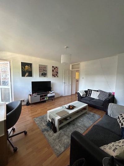 Looking for a girl to join our flat share! Main Photo