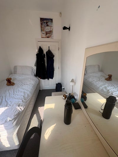 Small Room for Rent in Creative Household Main Photo
