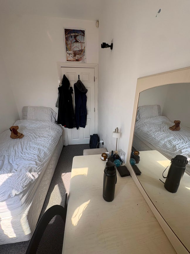 Small Room for Rent in Creative Household Main Photo