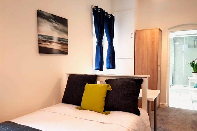 ** Very LARGE En Suite Room - All Bills Included! Main Photo