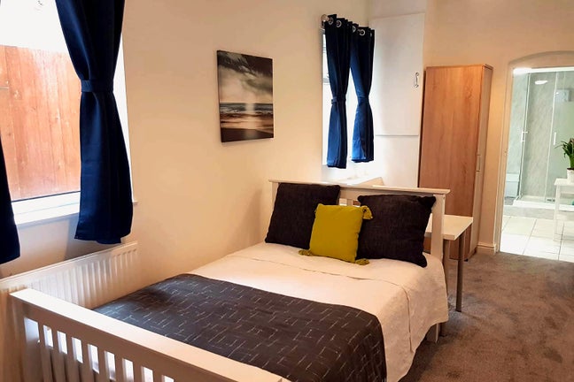 ** Very LARGE En Suite Room - All Bills Included! Main Photo