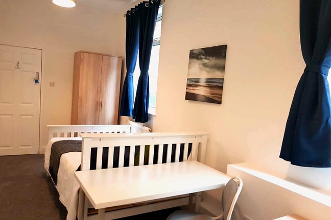 ** Very LARGE En Suite Room - All Bills Included! Main Photo
