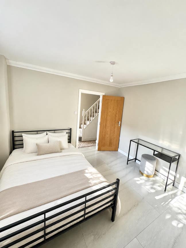 Refurbished 1 Double Bedroom with Ensuite  Main Photo
