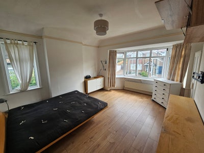 Large Double Room 4 Mins Walk To Coulsdon Station Main Photo
