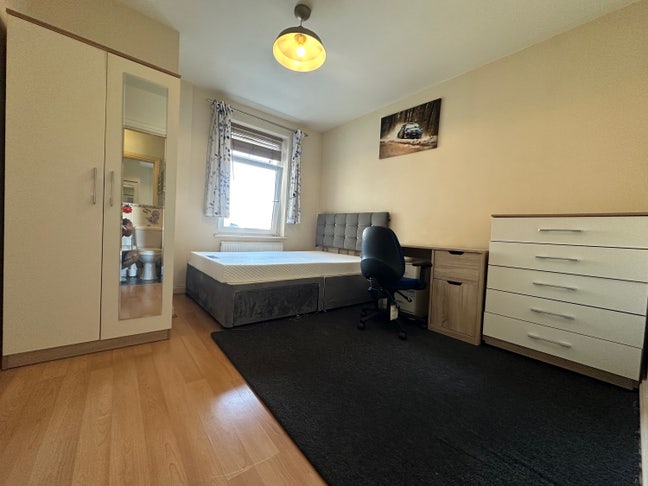 En-suite Double Bed Room near the train station. Main Photo