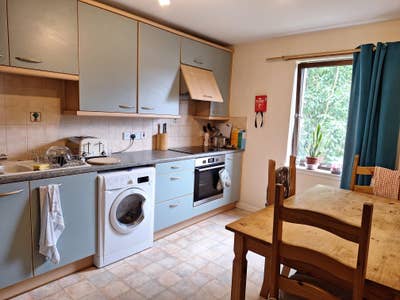Double Bedroom in a 2-bed flat Main Photo