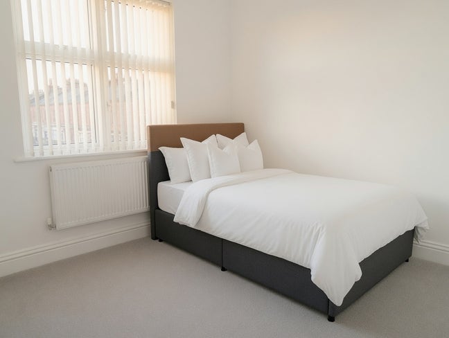 Modern Double Room | All Bills Included | Trafford Main Photo