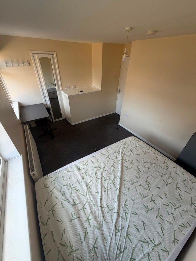 Spacious Double Room to Rent Hatfiled AL10 Main Photo