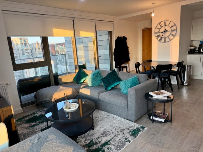 Short Let: Double Bedroom with En-Suite  Main Photo