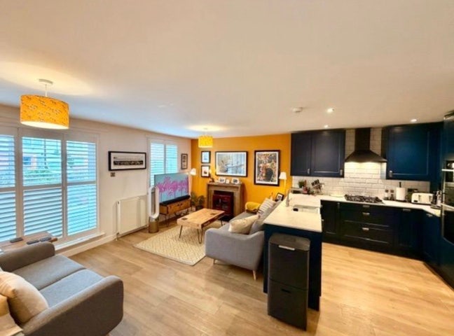 Room available in Leith Main Photo