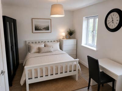 Spacious king room with own bathroom - not HMO! Main Photo