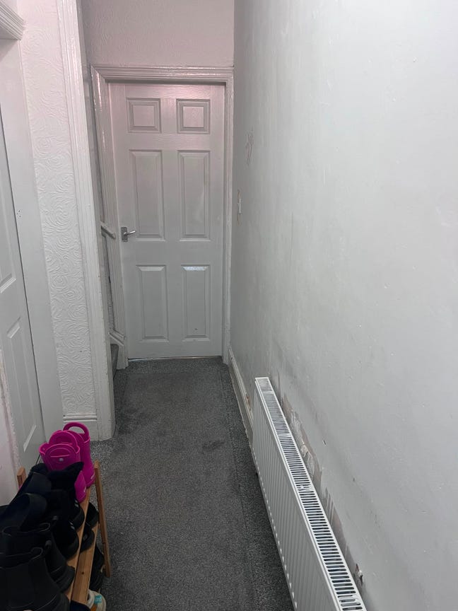 Amazing room in a homely flat situated on a calm c Main Photo