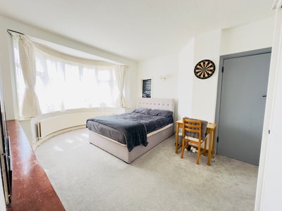 Extra Large Double Room - furnished Main Photo