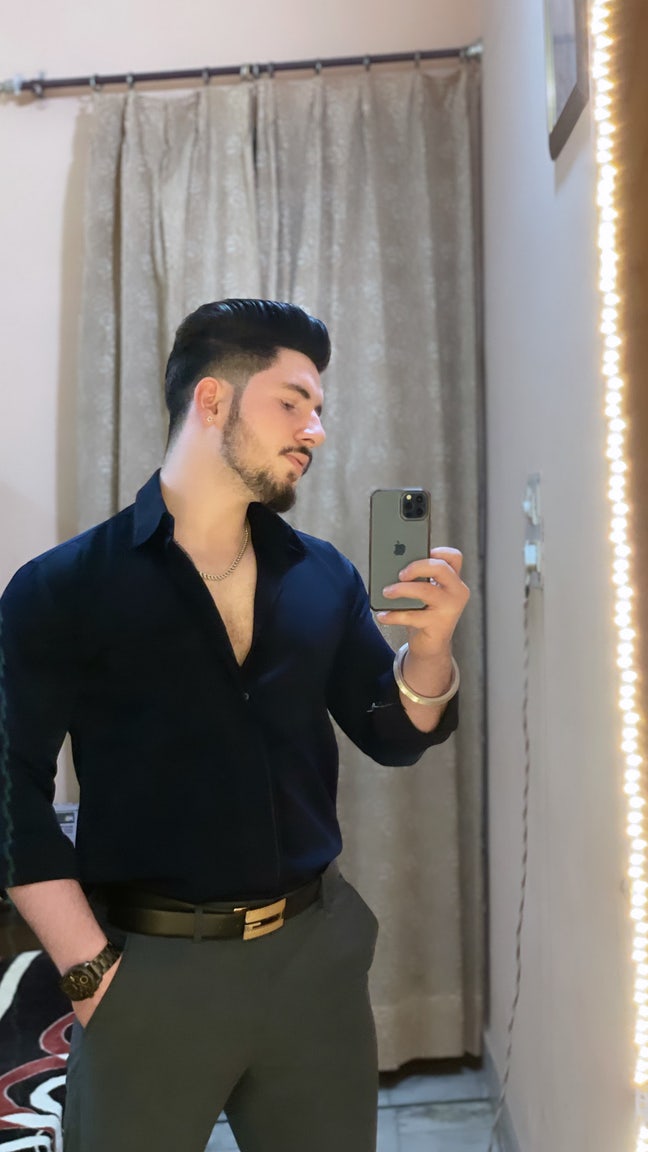 Professional Looking for a Room Main Photo