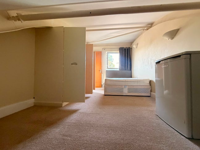 Beautiful double room close to Hangers lane Main Photo