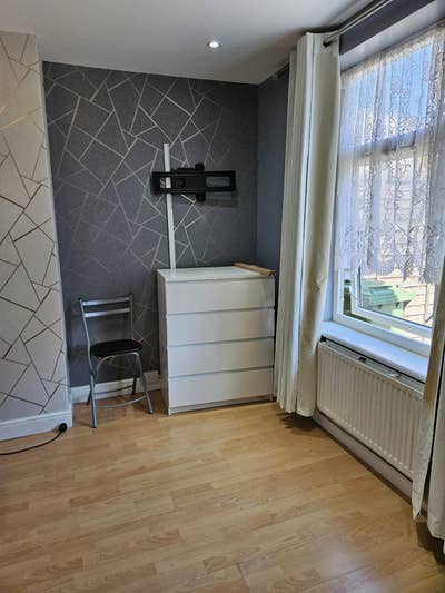 1 Spacious Large Room To Let Main Photo
