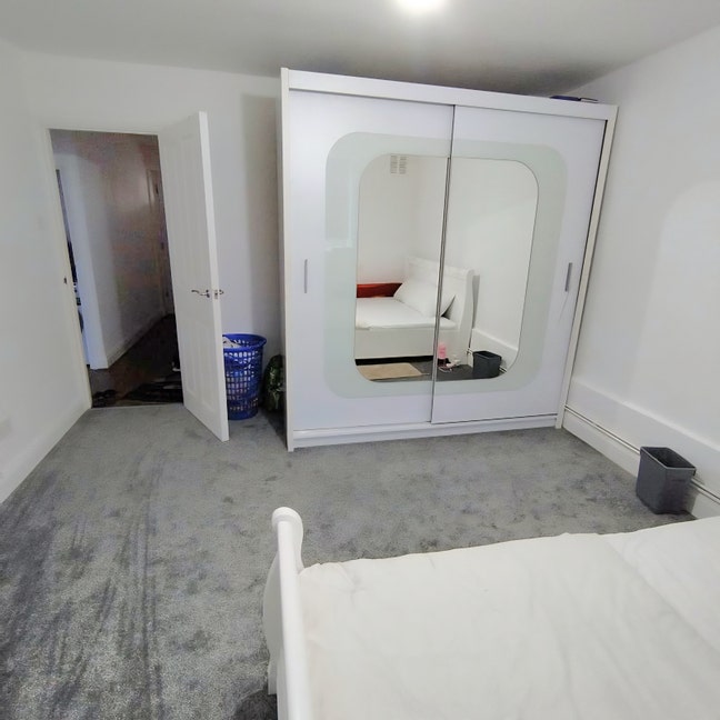 Spacious Single / King size double room available  Main Photo