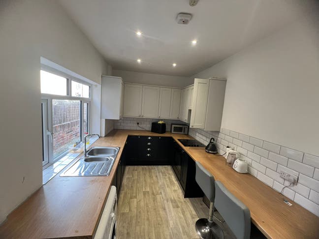 Bright Ensuite Room – Walking Distance to Train St Main Photo
