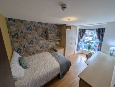 25% off October Rent Burley Train Station 3 Mins Main Photo