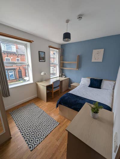 20% off July Rent Burley Train Station 3 Mins :) Main Photo