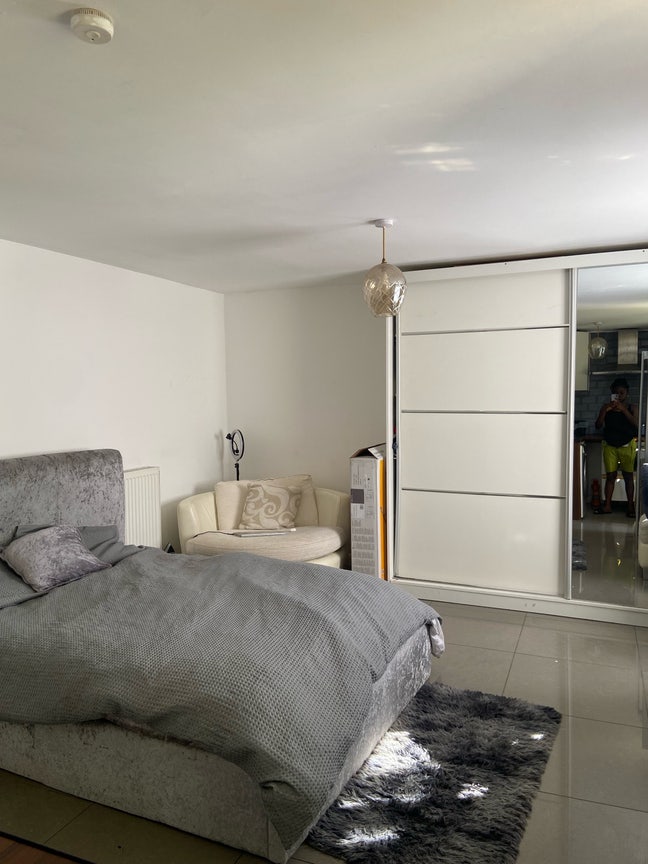 Rooms or Studio  with  shower/ kitchen available Main Photo