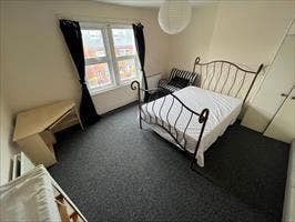 Huge room bright for &pound;625 pcm in RG6  Main Photo