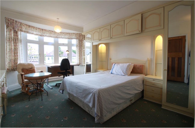 Large bright room overlooking garden Main Photo