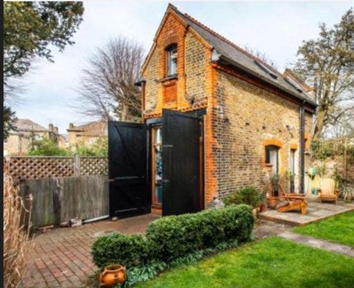 Coach house to rent (in garden) Main Photo