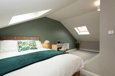 Premium Ensuite in Modern Professional House Main Photo