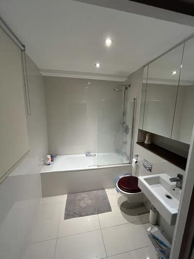 Modern 2-Bed Flat with Balcony Views  Main Photo