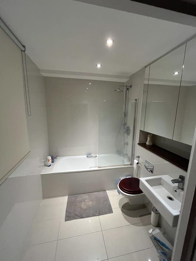 Modern 2-Bed Flat with Balcony Views  Main Photo